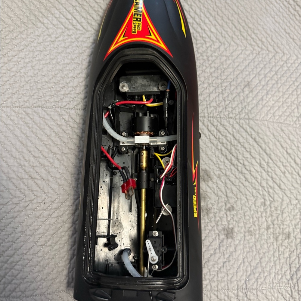 Streamer Remote Control High Speed Boat - Picture 11 of 11